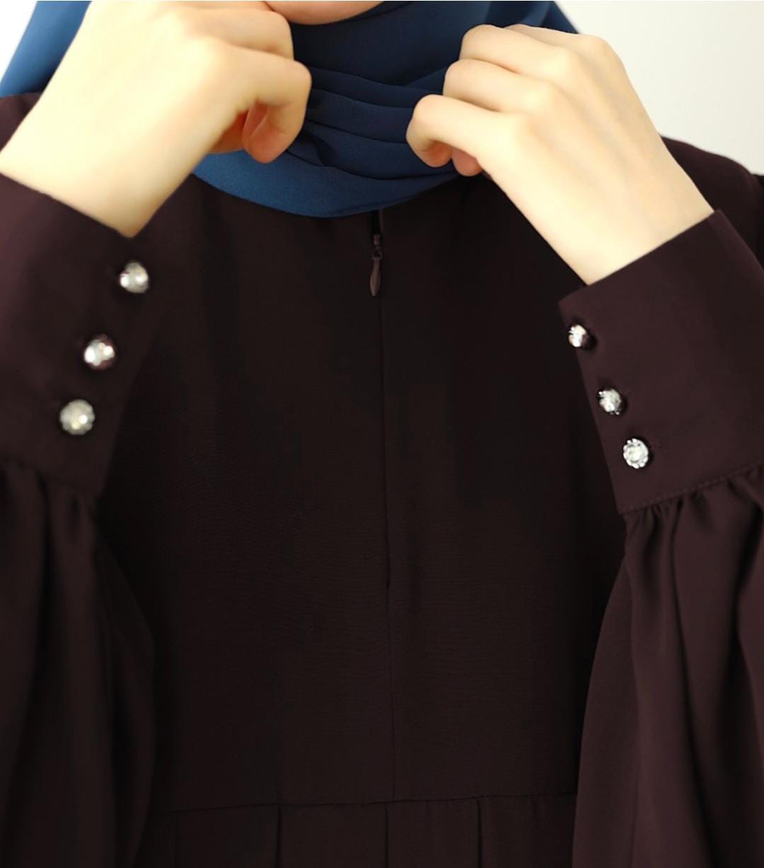 Choco Luxe – Full-Length Pleated Abaya with Hijab Stoller