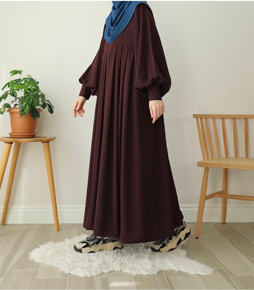 Choco Luxe – Full-Length Pleated Abaya with Hijab Stoller