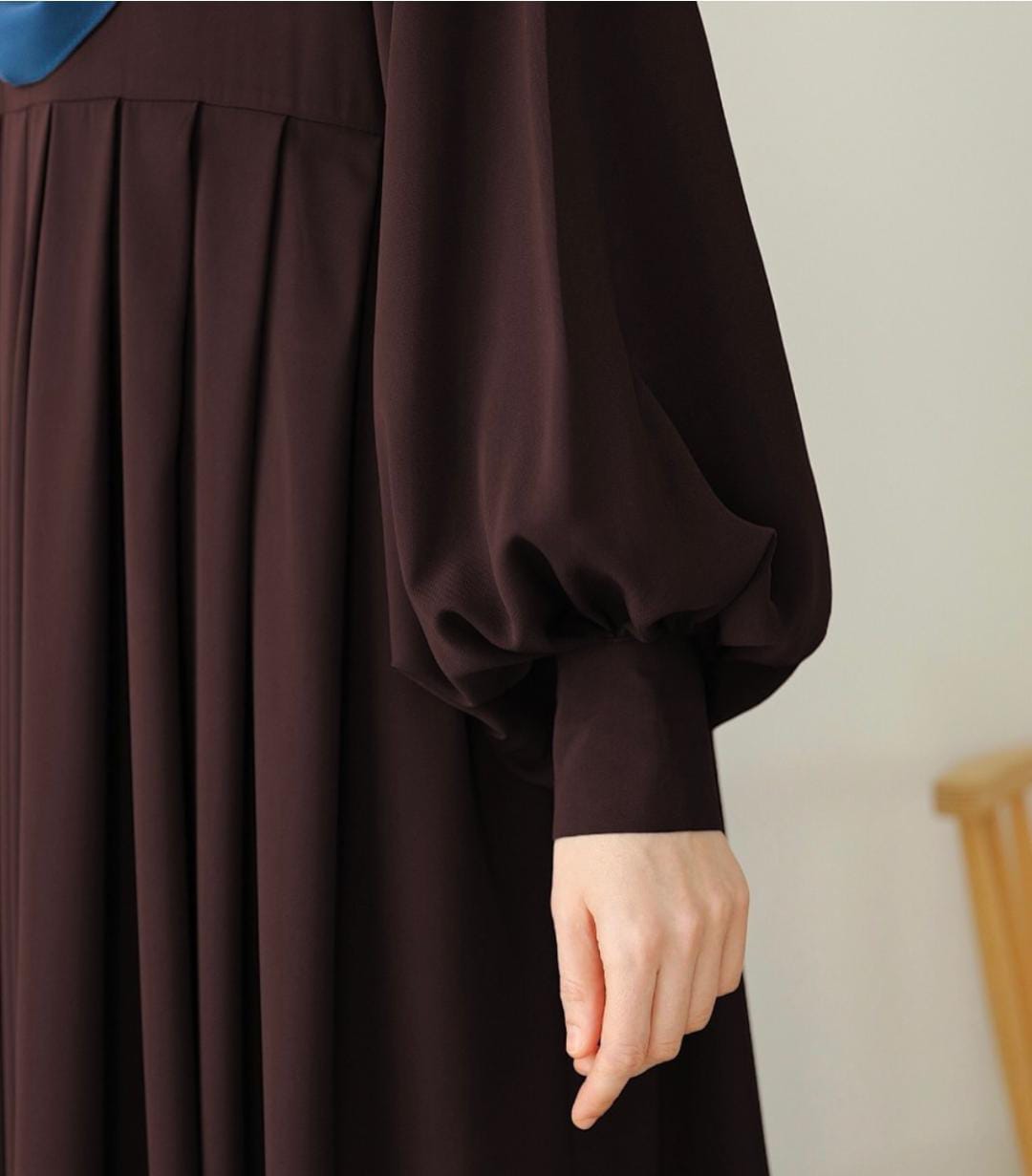 Choco Luxe – Full-Length Pleated Abaya with Hijab Stoller